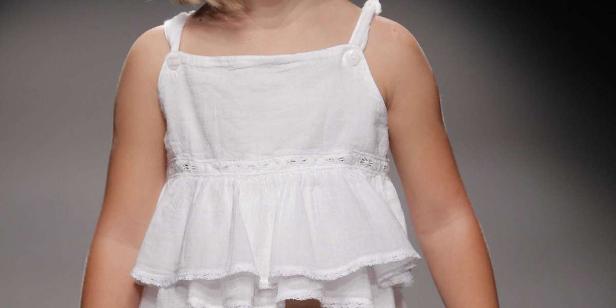 Cómo combinar el vestido blanco en verano según las expertas en moda y las estilistas francesas